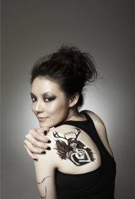 欧阳靖美女背部彩绘纹身图案