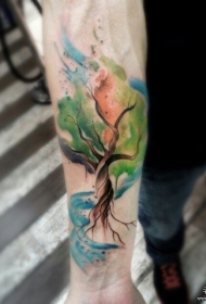 小臂彩色泼墨树纹身图案