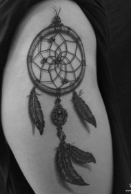 大腿黑灰捕梦网羽毛纹身图案