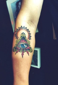手臂上彩绘的上帝之眼纹身图案