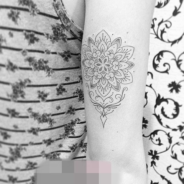 一组黑白灰风格简约款简单个性线条纹身图案大全