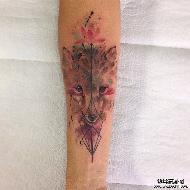 小臂泼墨可爱狼头与几何纹身图案