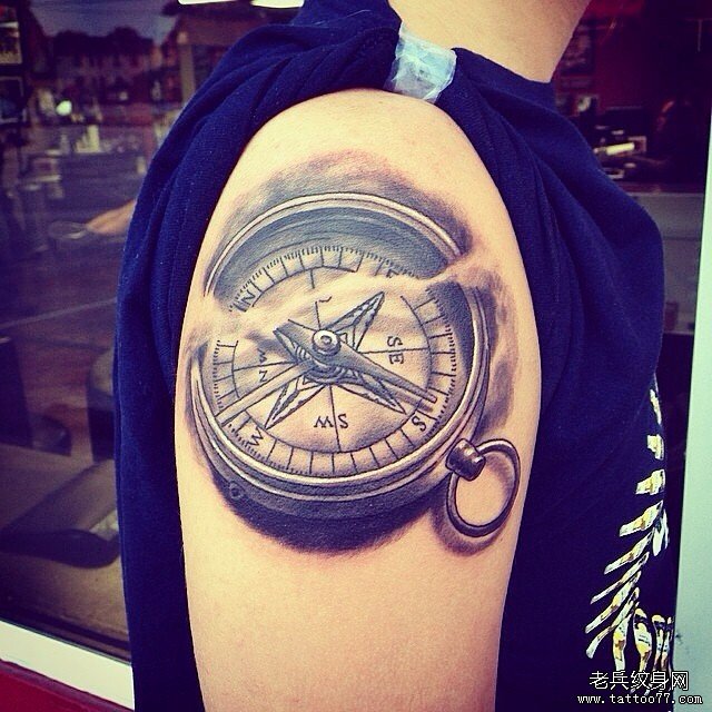 大臂欧美黑灰指南针纹身图案