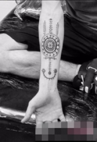 一组黑白纹身由简单线条组成的个性纹身图案大全