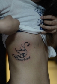 女生腰部天鹅图腾字母纹身图案
