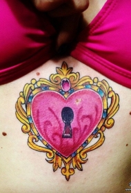 胸部心形宝石锁性感纹身图案