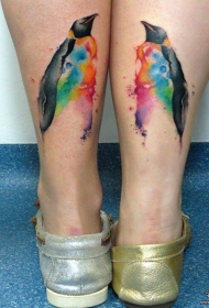 小腿泼墨企鹅彩绘纹身图案