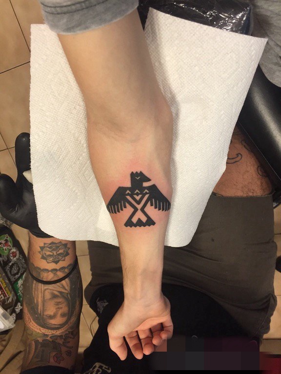 手臂上黑白灰风格抽象线条几何元素老鹰纹身图案