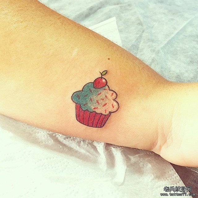 大臂小清新彩色蛋糕纹身图案