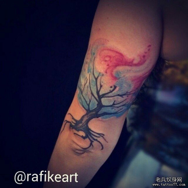 大臂泼墨树彩色纹身图案