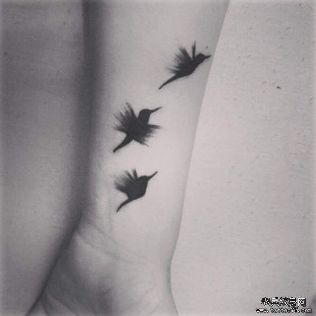 小臂泼墨图腾鸟纹身图案