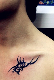 男性胸部创意图腾眼睛纹身图案