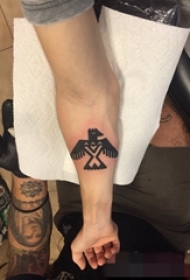 手臂上黑白灰风格抽象线条几何元素老鹰纹身图案