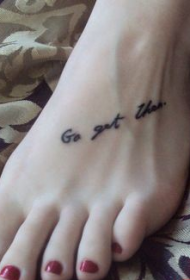 女生脚背简单流行的英文字母纹身图案