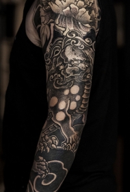 花臂黑灰风格唐狮牡丹花纹身图案