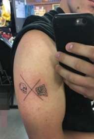 手臂黑白灰风格简单个性线条植物素材花朵和骷髅头纹身图片