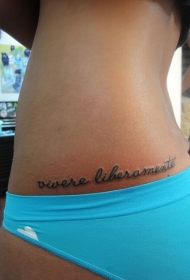 美女侧腰英文字母纹身图案
