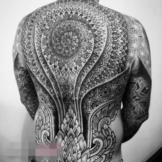 10款大面积黑白灰风格几何元素点刺技巧全身纹身图案