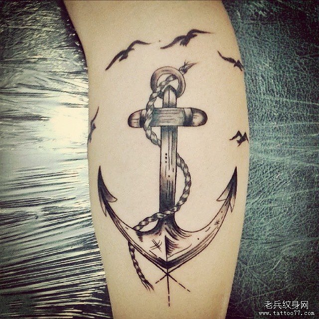 小腿黑灰船锚海鸥纹身图案