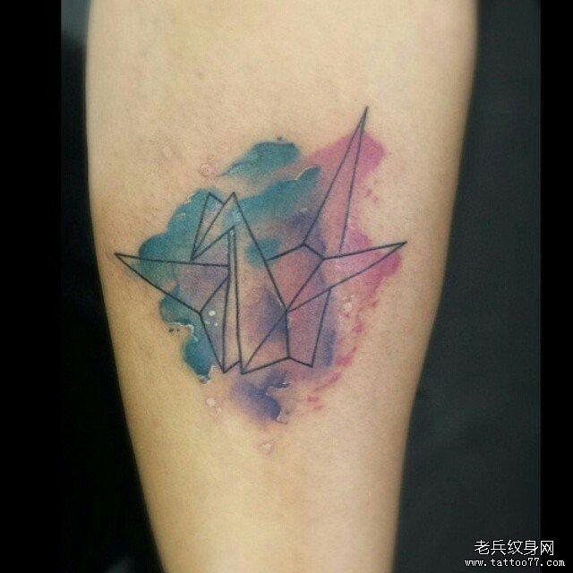 小臂泼墨千纸鹤纹身图案