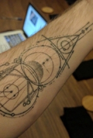 手臂黑白灰风格点刺几何元素简约线条纹身图片