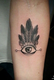 小臂羽毛眼睛点刺纹身图案