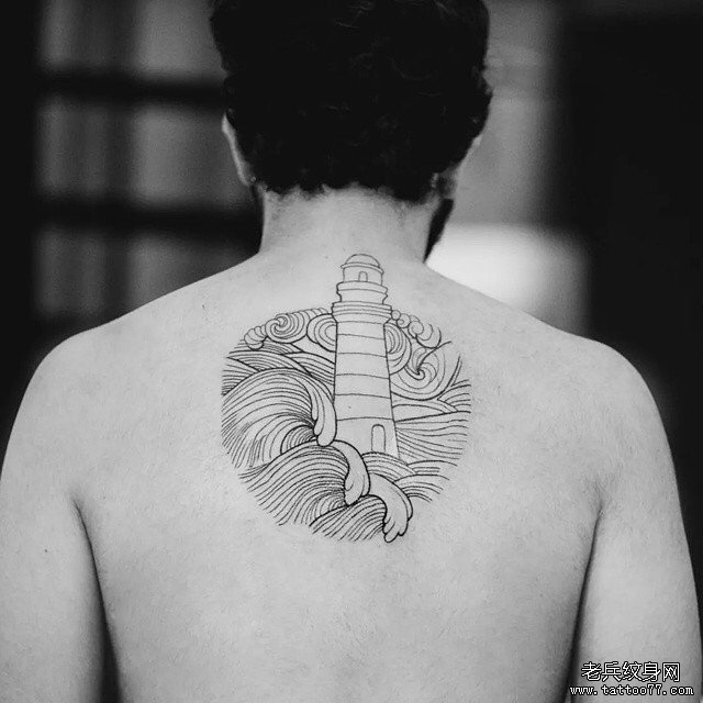 背部黑色线条灯塔海浪纹身图案