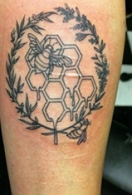 小腿上黑白灰几何元素圆形叶子花边和小动物纹身图片