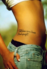 女生腰部英文字符刺青