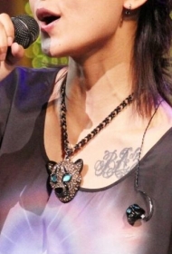 周笔畅肩膀处漂亮的纹身