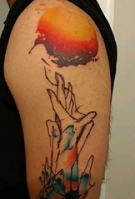 手臂上彩绘技巧抽象线条彩色渐变几何元素手部纹身图片