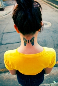 颈部蝴蝶纹身图案