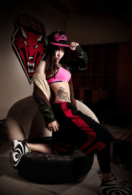 美女腰部玫瑰纹身图案