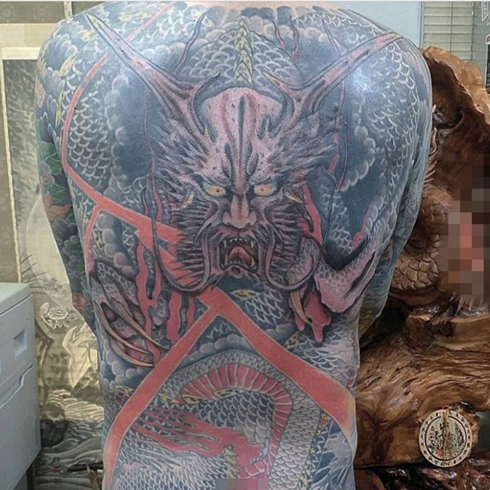 霸气十足的彩绘龙纹身图案