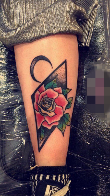 手腕上彩绘神秘玫瑰花纹身图片