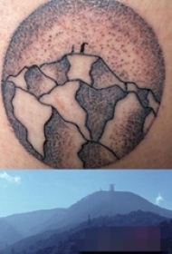 男生手臂上黑白点刺帅气的动物老虎纹身图片