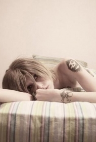 女生肩部骷髅纹身图案