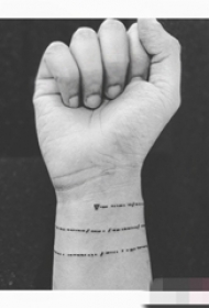 手腕上黑白简约字符纹身图片