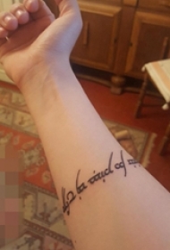 手腕上黑白花体英文线条纹身图片