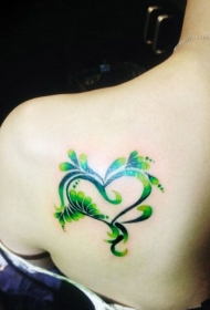 背部创意碧绿海浪心形纹身图案