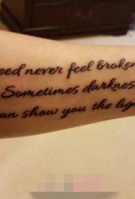 男生手臂上黑白抽象线条英文短句纹身图片