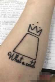 手臂上黑白几何元素皇冠简单线条英文字母图片