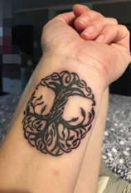 男生手臂上黑白抽象线条植物生命树纹身图片