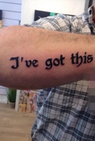 手腕上黑白线条花体英文纹身图片