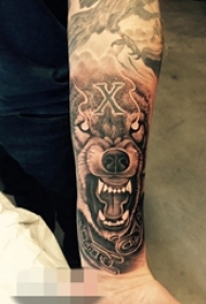 男生手臂上黑白点刺技巧生动的人物肖像和英文单词纹身图片