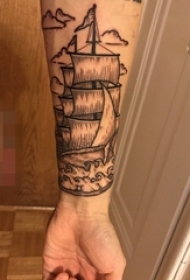 男生手臂上黑白点刺几何元素线条简约线条帆船纹身图片