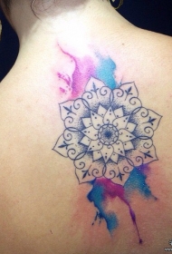 背部几何梵花点刺彩绘泼墨纹身图案