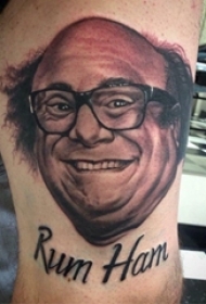 男生手臂上黑白点刺技巧生动的人物肖像和英文单词纹身图片