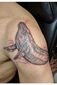 男生手臂上点刺技巧动物鲸鱼纹身图片