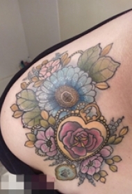 女生腰上彩绘文艺花朵纹身图片